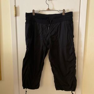 Lululemon black cropped short pants